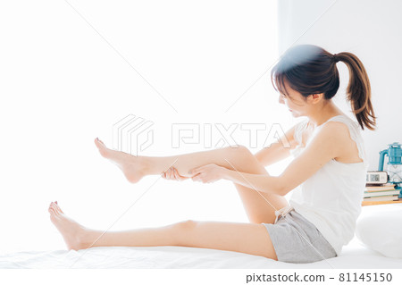 Women with leg skin care 81145150