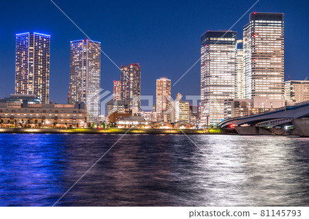 《東京》東京灣區和晴海區塔式公寓夜景 81145793