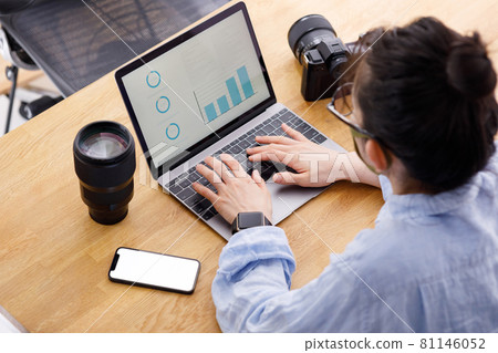 Photographer Photographer 81146052