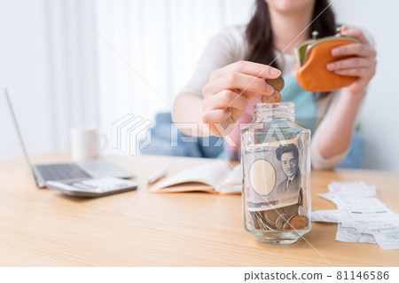 A woman who keeps a household account book and stores coins in a small bottle 81146586