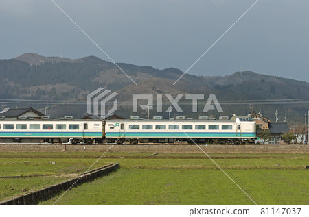 北陸本線五十鈴福岡JR東485系T17編隊⑥久羽481-332(新潟)山側 北陸本線五十鈴福岡JR東485系T17編隊⑥久羽481-332(新潟)山側 81147037
