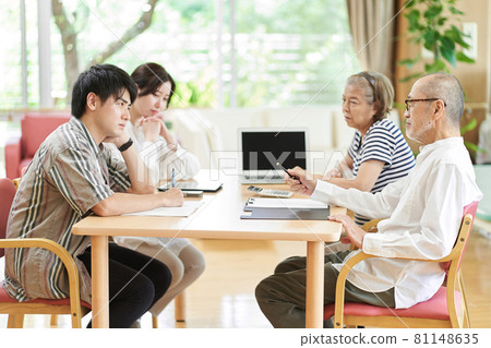 年輕夫婦和老夫婦吵架 81148635