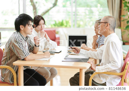 年輕夫婦和老夫婦吵架 81148636