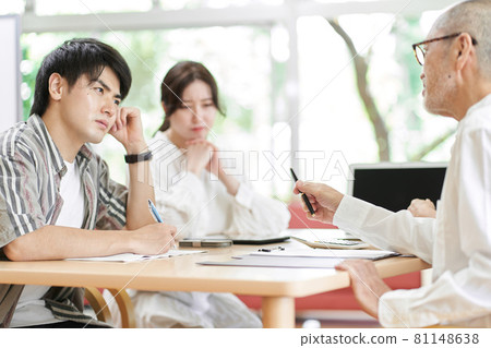 老人指責年輕人 81148638
