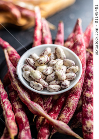 Cranberry beans in bowl. Beans pods 81149481