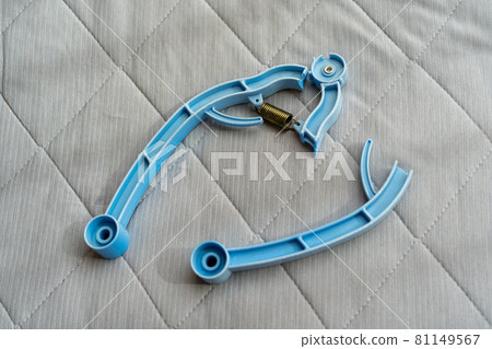 Broken duvet scissors 81149567