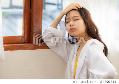 Happpy beautiful woman opening window curtains mornning wake up Happpy beautiful woman opening window curtains mornning wake up 81150143