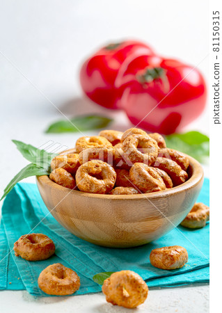 Traditional Italian snack - taralli. 81150315