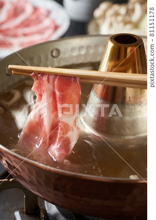 Put black pork shoulder loin sliced meat in hot water 81151178