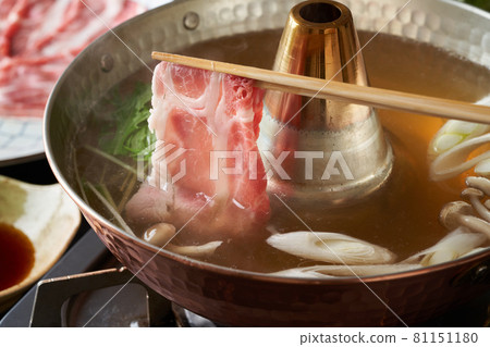 將黑豬肩肉切片放入熱水中 將黑豬肩肉切片放入熱水中 81151180