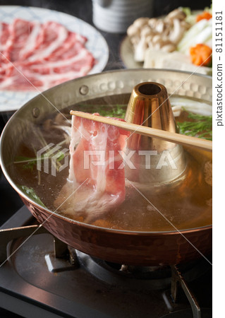 Put black pork shoulder loin sliced meat in hot water Put black pork shoulder loin sliced meat in hot water 81151181