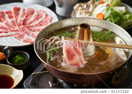 Put black pork shoulder loin sliced meat in hot water 81151182
