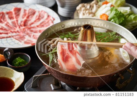 將黑豬肩肉切片放入熱水中 將黑豬肩肉切片放入熱水中 81151183