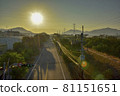 安安一個安靜的鄉村，夕陽西下，一條馬路中部。 81151651