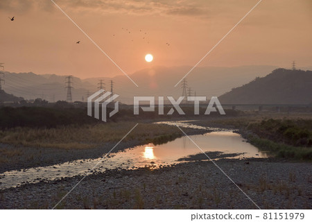 光光水道的河床上游，天朝太陽升起，陽光美麗的光芒照射在水面上。 81151979