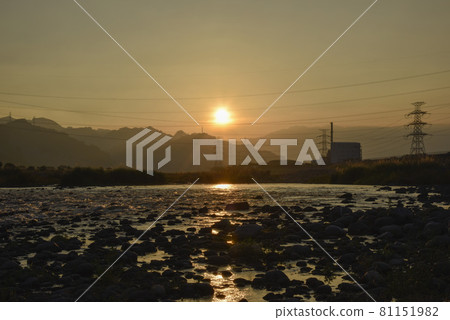 The rising of the sun, the clear lines of the telephone towers, the brilliant reflections on the river surface, a truly beautiful landscape painting. The rising of the sun, the clear lines of the telephone towers, the brilliant reflections on the river surface, a truly beautiful landscape painting. 81151982