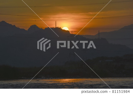 旭日初升，電話塔線條清晰，河面倒影絢麗，真是一幅美麗的風景畫。 81151984