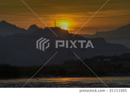 旭日初升，電話塔線條清晰，河面倒影絢麗，真是一幅美麗的風景畫。 81151985