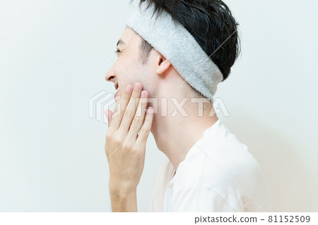 檢查皮膚狀況的年輕人 檢查皮膚狀況的年輕人 81152509