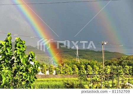 Double rainbow that fell at the same time as thunder, inside and outside 81152709