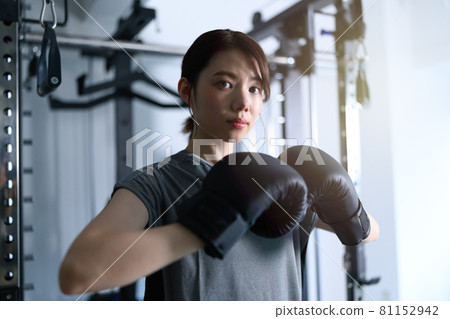 Training at a personal gym Women 81152942