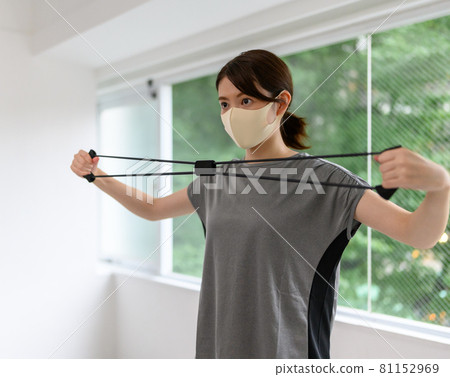 Training at a personal gym Women 81152969