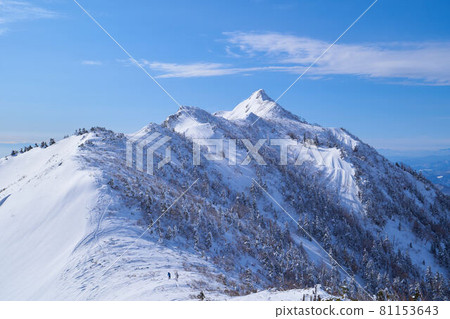 Looking toward Mt. Kengamine on the southwest side from the midpoint between Mt. Hotaka and Mt. Kengamine, Tone-gun, Gunma Prefecture in winter Looking toward Mt. Kengamine on the southwest side from the midpoint between Mt. Hotaka and Mt. Kengamine, Tone-gun, Gunma Prefecture in winter 81153643