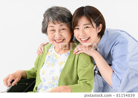 資深女性,年輕女性,微笑,好朋友,輪椅 資深女性,年輕女性,微笑,好朋友,輪椅 81154839