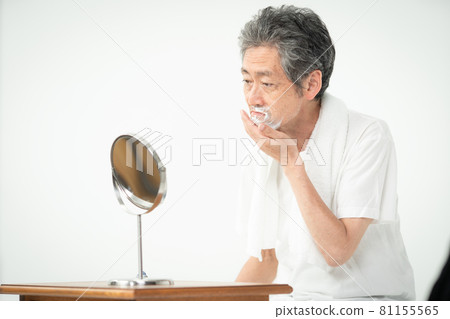 Senior men shaving their beard Men's beauty Senior men shaving their beard Men's beauty 81155565