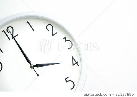 Wall clock showing 4 o'clock 81155690