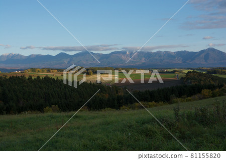 Autumn land and mountain range, Tokachidake mountain range Autumn land and mountain range, Tokachidake mountain range 81155820