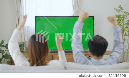 夫妻在家看電視（色度鍵） 81156296