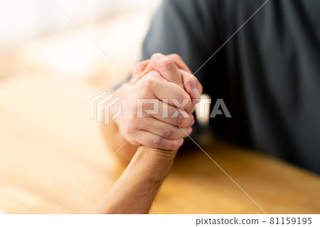 Arm wrestling middle man Arm wrestling middle man 81159195