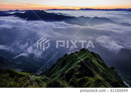 The sunrise seen from the top of Mt. Tanigawa and the sea of clouds, Ichinokurazawa The sunrise seen from the top of Mt. Tanigawa and the sea of clouds, Ichinokurazawa 81160044