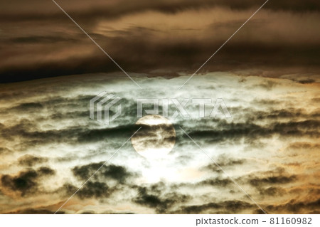 Sunset and clouds / telephoto Sunset and clouds / telephoto 81160982