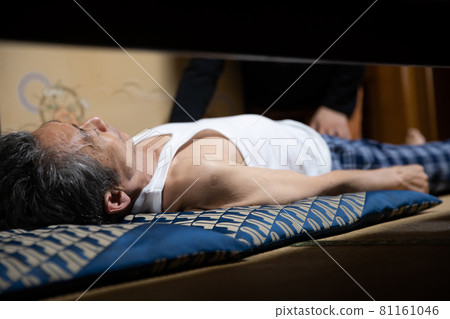 睡在他背上的老人 81161046