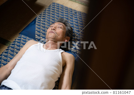 睡在他背上的老人 81161047