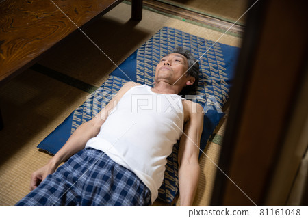 睡在他背上的老人 81161048