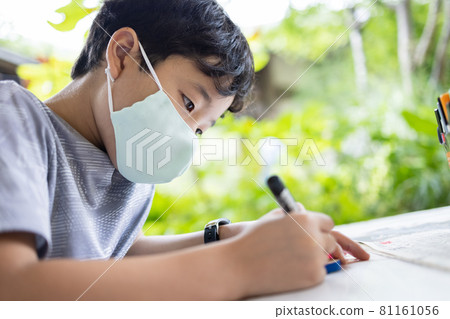 Elementary school boy who makes things seriously Elementary school boy who makes things seriously 81161056