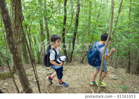享受遠足的逗人喜愛的小學生 81161853