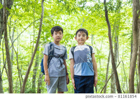 Cute elementary school students enjoying hiking 81161854