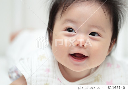 0歲4個月寶寶翻身玩耍 81162140