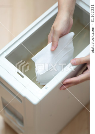 清潔米箱的家庭主婦婦女的手 81162331