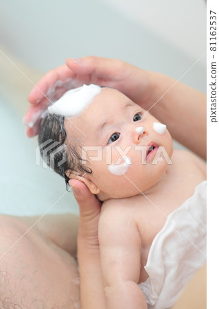爸爸給寶寶洗澡 81162537