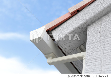 南歐式房屋的瓦屋頂和天溝 81162771