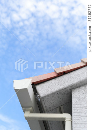 南歐式房屋的瓦屋頂和天溝 81162772