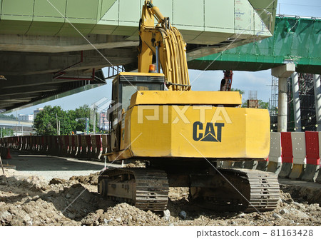 SELANGOR, MALAYSIA -AUGUST 08, 2016: Excavators machine is the heavy construction machine used excavate soil at the construction site. Powered by long hydraulic arm with bucket. Operate by workers.  81163428