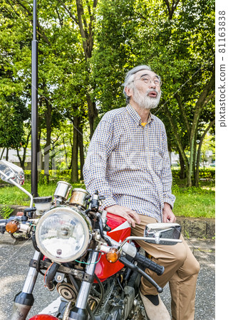 自行車生活吹口哨的高級騎手和經典自行車 自行車生活吹口哨的高級騎手和經典自行車 81163838