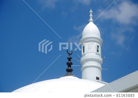 SEREMBAN, MALAYSIA -NOVEMBER 13, 2016: The minaret or tower at Al Hussain Mosque at Seremban 2, Negeri Sembilan, Malaysia.  81163885
