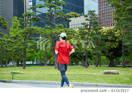 Young man running 81163927